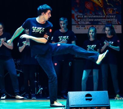Tomek Stanik w tańcu Jumpstyle na scenie MOK z zespołem Otherside