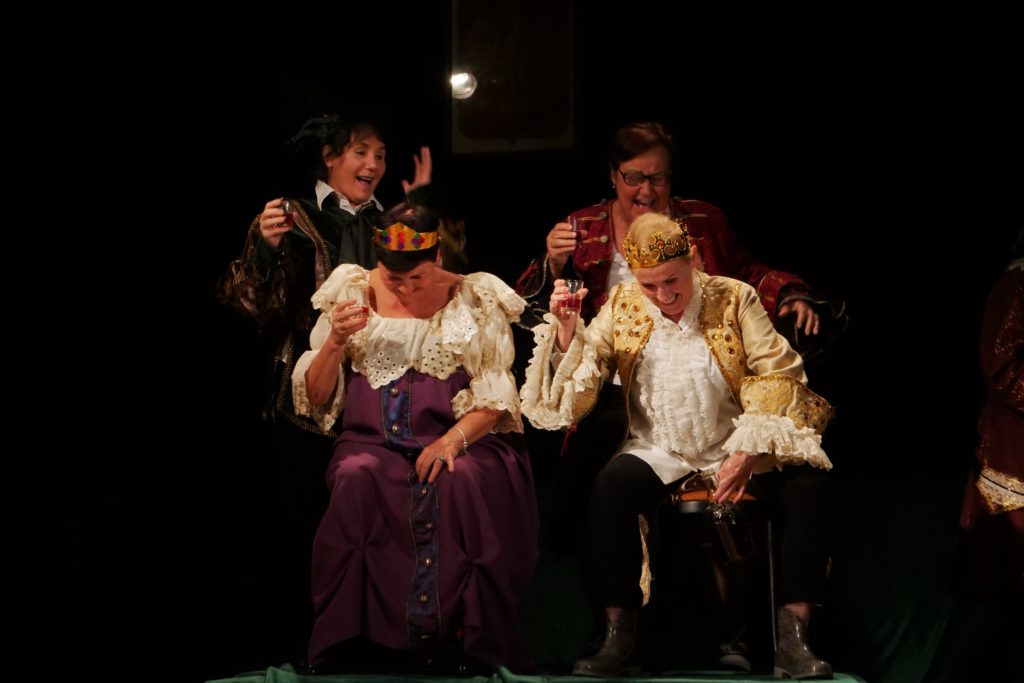 Aktorzy na scenie podczas spektaklu "Hamlet we wsi Komorne Głuche" / Grupa Teatralna Agrafka - MOK Wojkowice