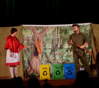 Aktorzy na scenie podczas Spektaklu dla dzieci "Czerwony Kapturek" w Miejskim Ośrodku Kultury w Wojkowicach 20.09.2020r