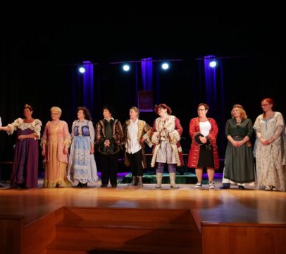 Aktorzy na scenie podczas spektaklu "Hamlet we wsi Komorne Głuche" / Grupa Teatralna Agrafka - MOK Wojkowice