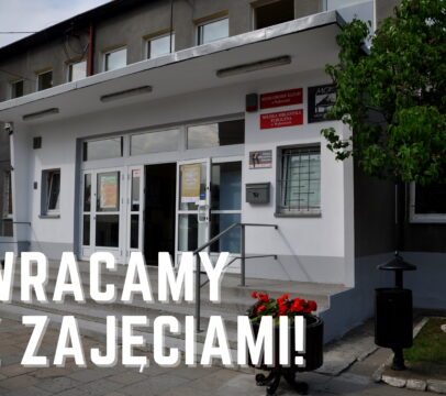 Grafika przedstawiająca budynek MOK z napisem "wracamy z zajęciami!"
