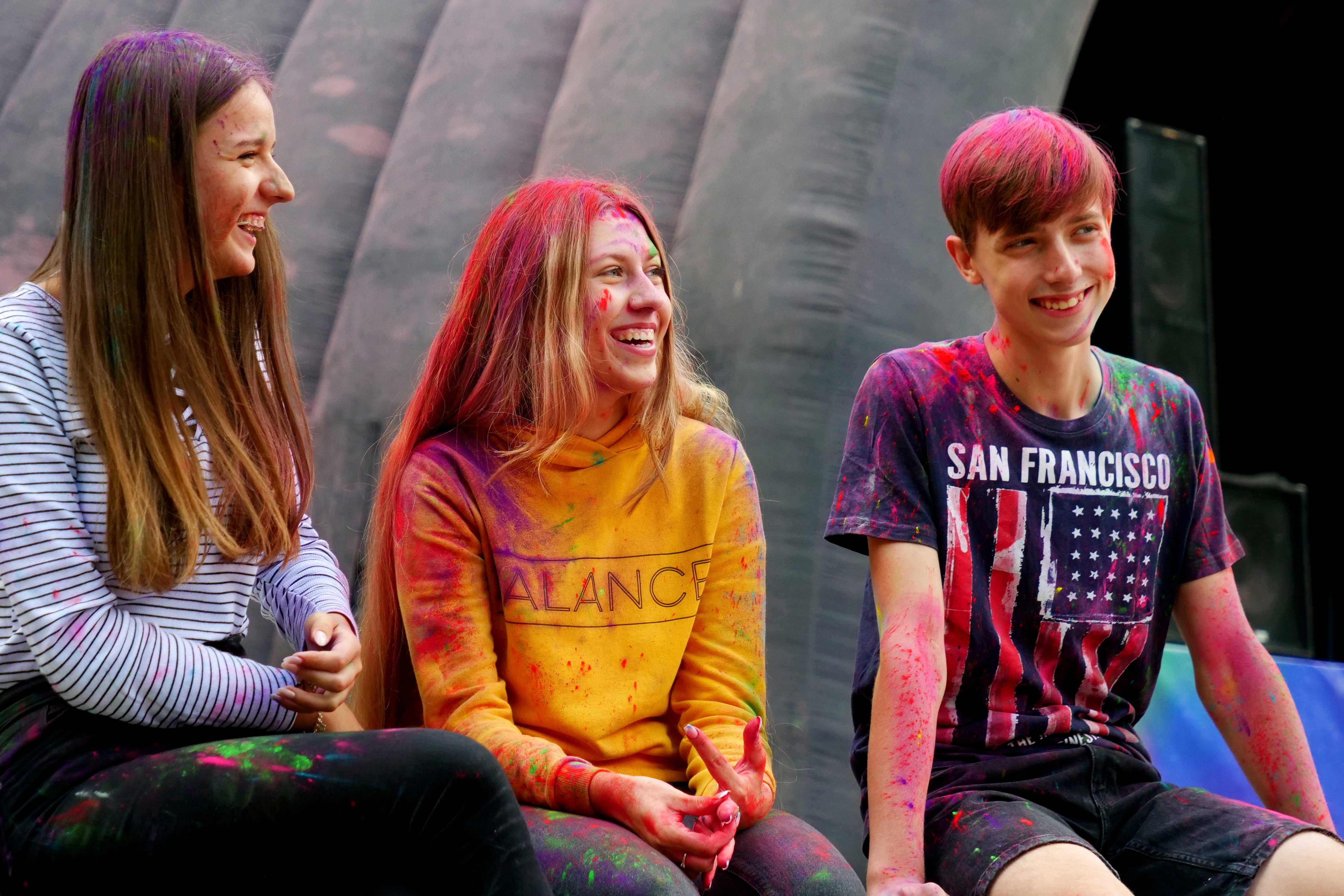 Uczestnicy wydarzenia Holi Święto Kolorów - festiwal Kolorów w Wojkowicach w Parku Miejskim w Wojkowicach