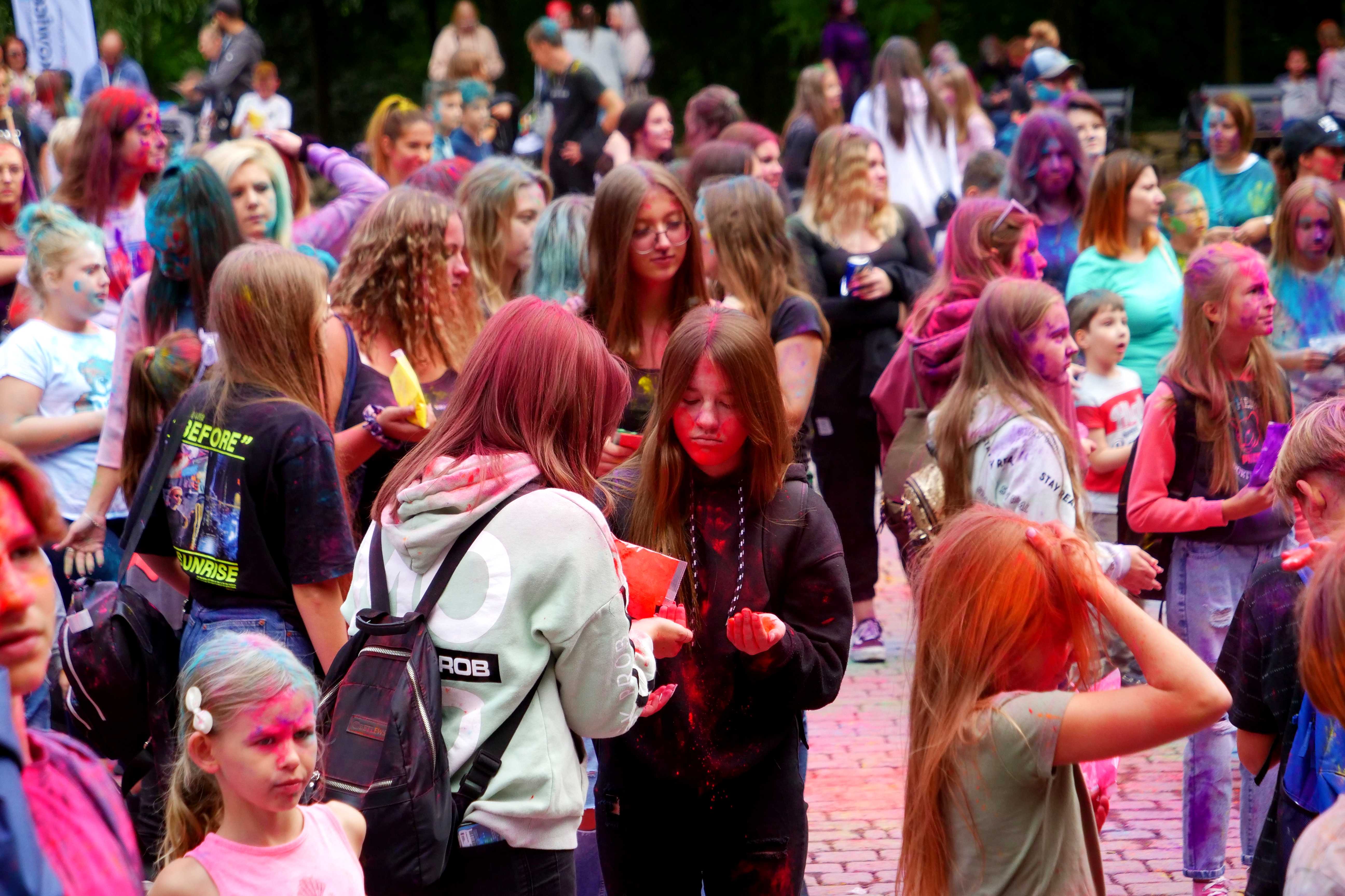 Uczestnicy wydarzenia Holi Święto Kolorów - festiwal Kolorów w Wojkowicach w Parku Miejskim w Wojkowicach