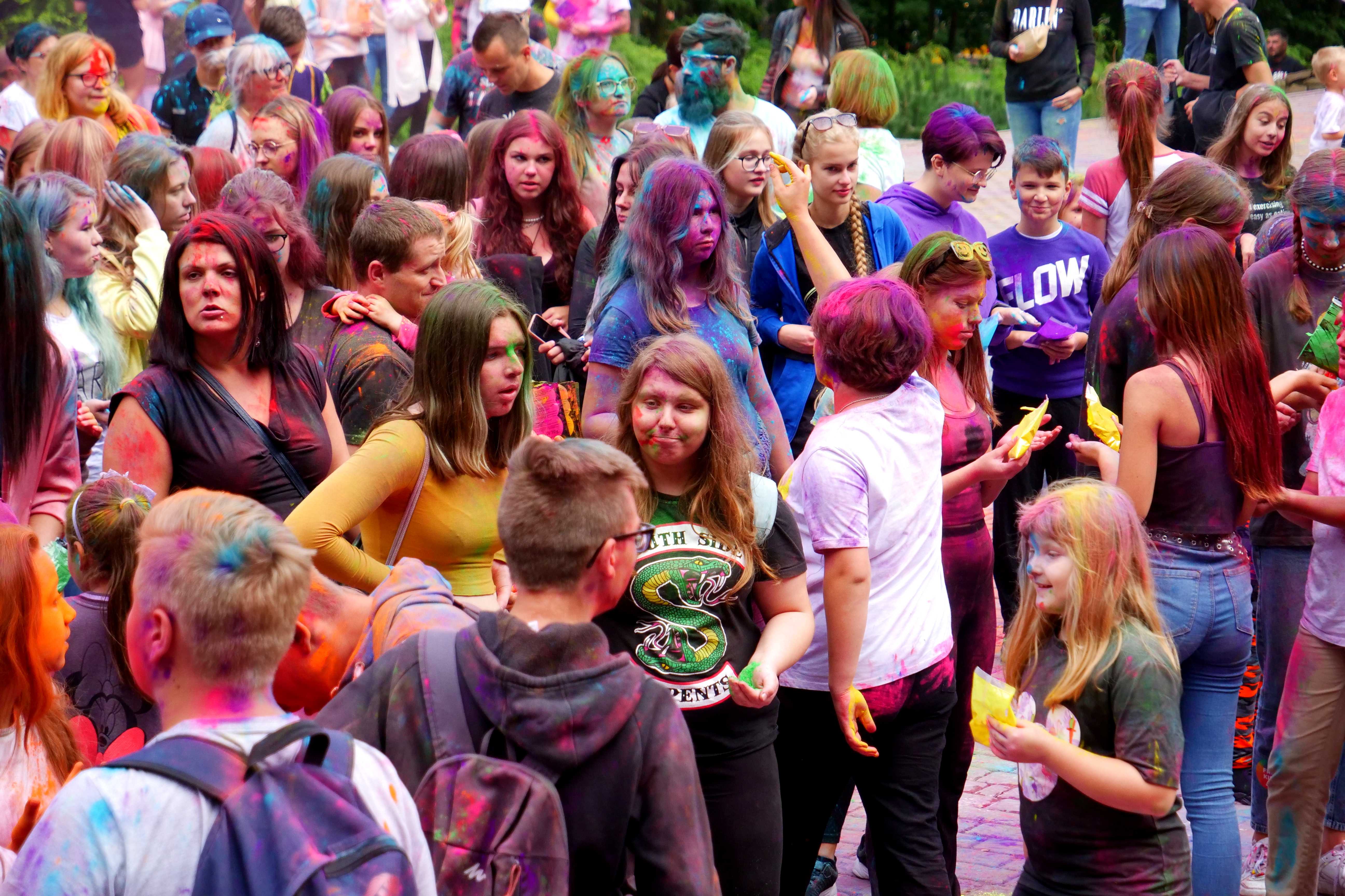 Uczestnicy wydarzenia Holi Święto Kolorów - festiwal Kolorów w Wojkowicach w Parku Miejskim w Wojkowicach