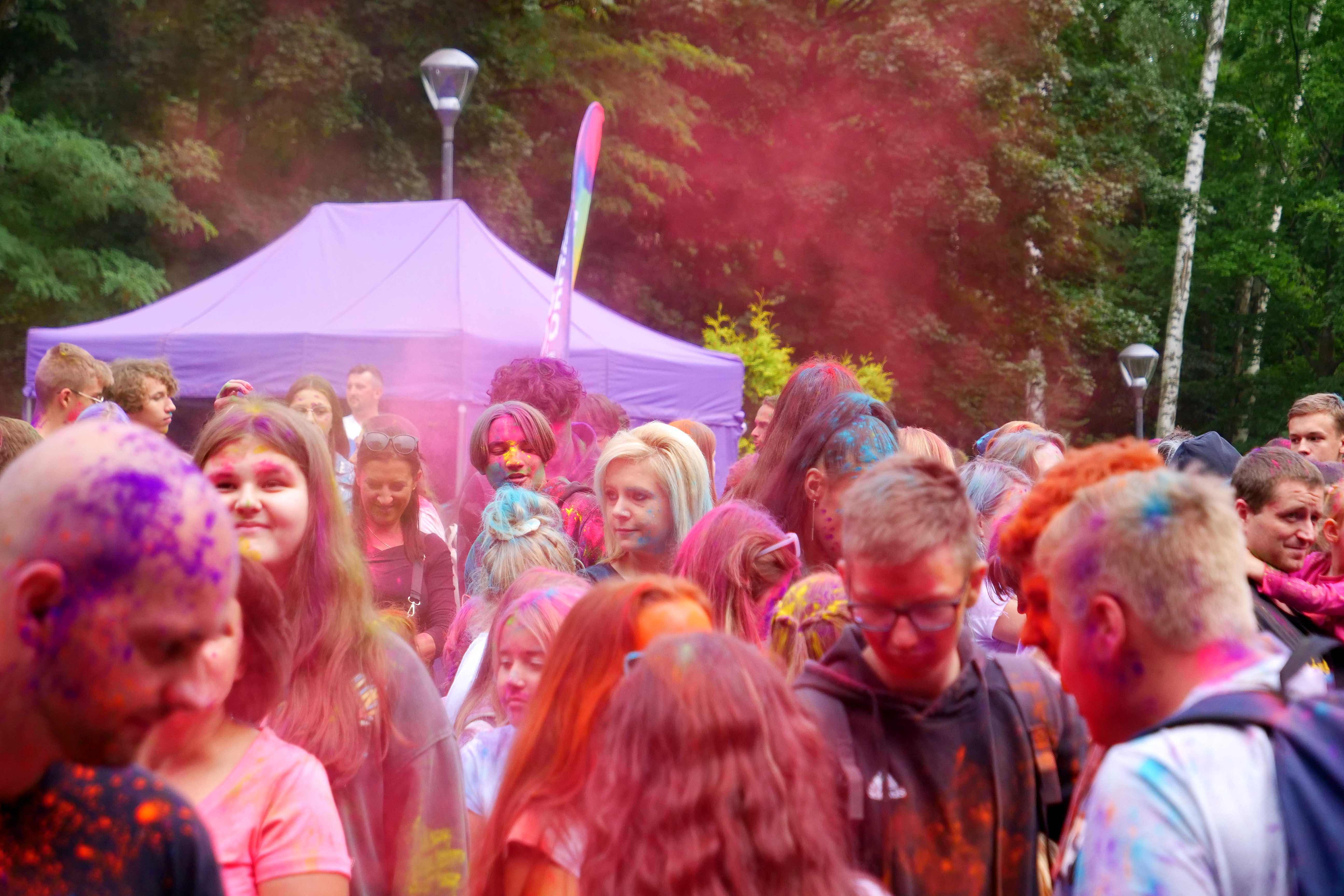 Uczestnicy wydarzenia Holi Święto Kolorów - festiwal Kolorów w Wojkowicach w Parku Miejskim w Wojkowicach