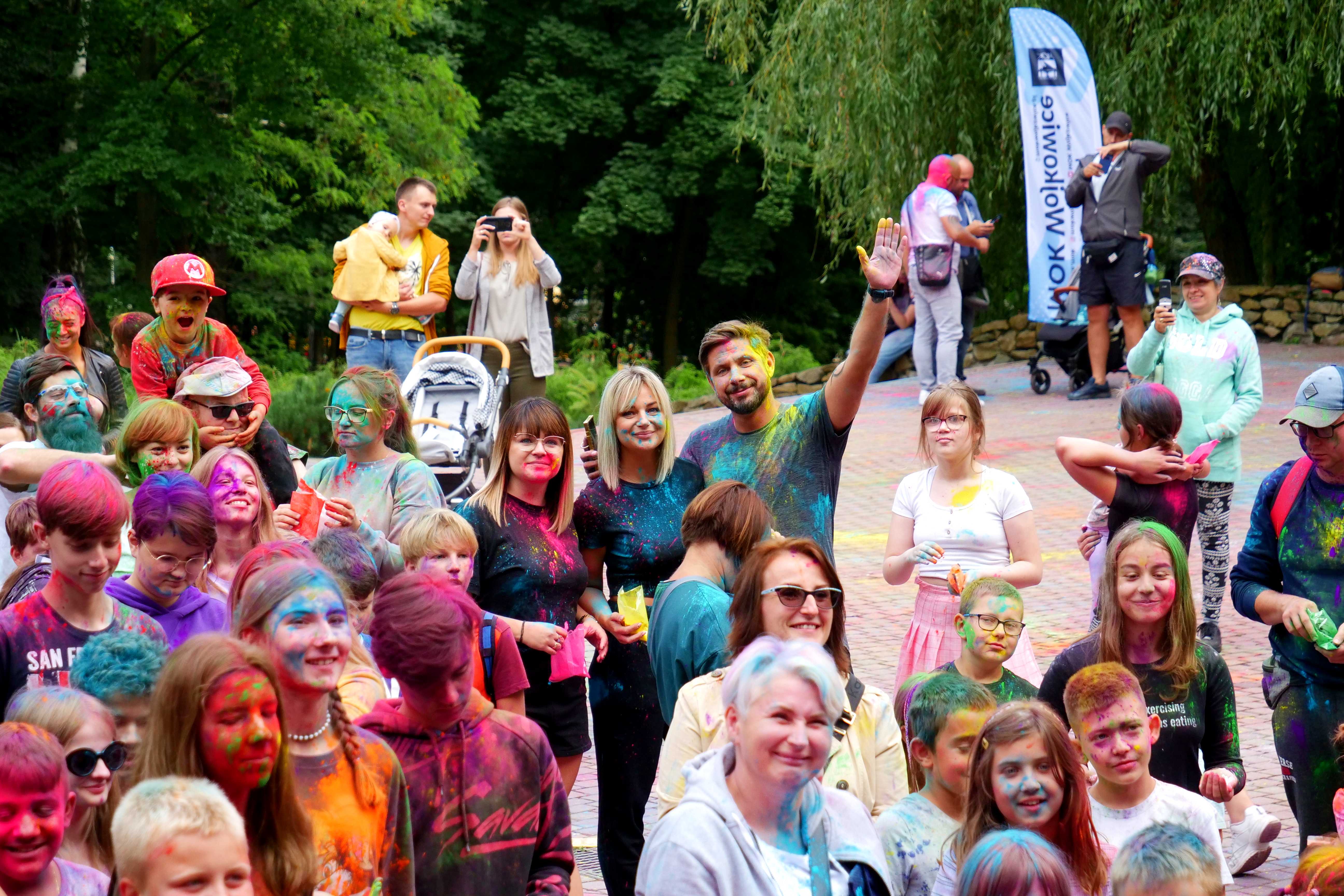 Uczestnicy wydarzenia Holi Święto Kolorów - festiwal Kolorów w Wojkowicach w Parku Miejskim w Wojkowicach