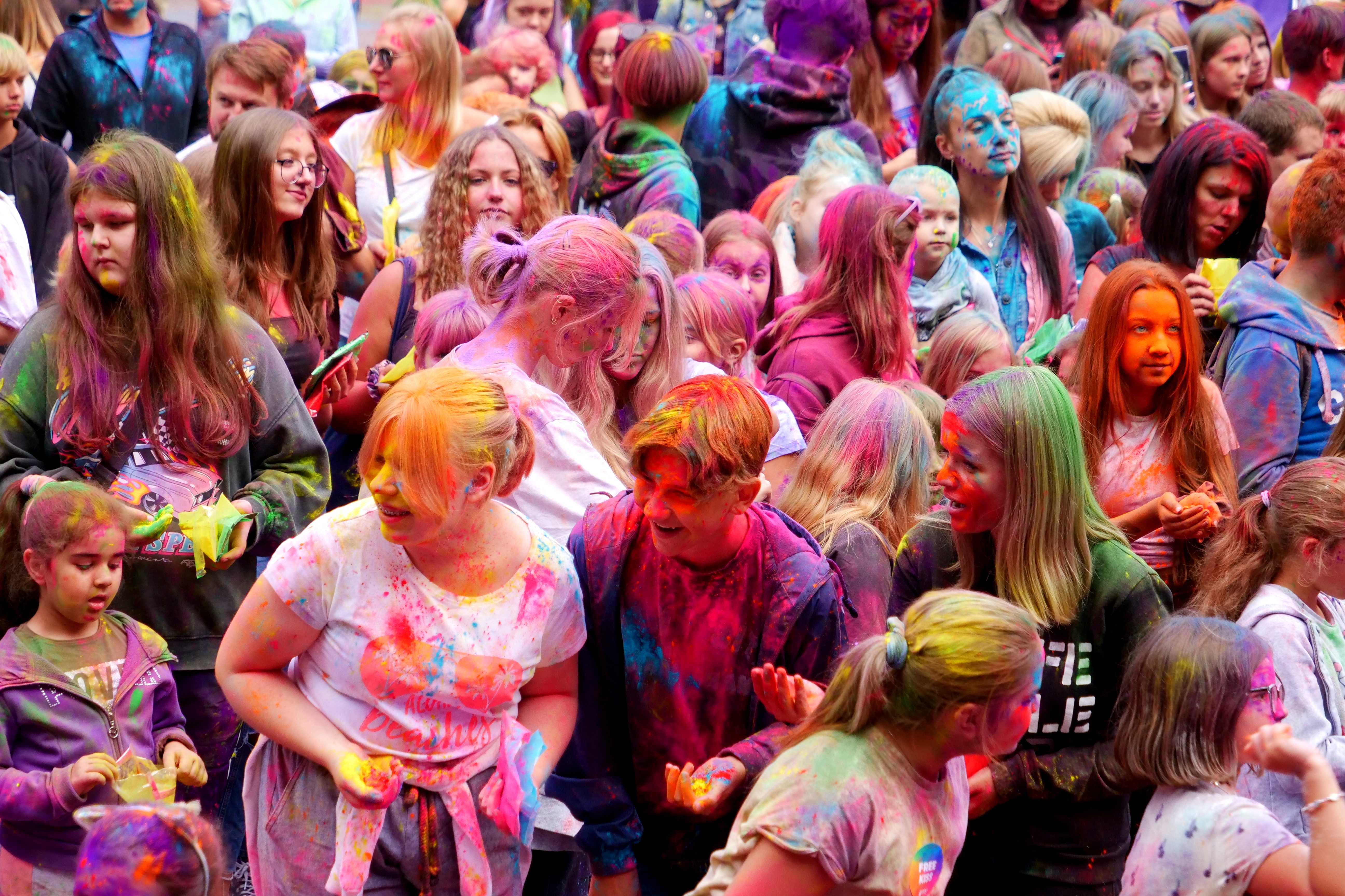 Uczestnicy wydarzenia Holi Święto Kolorów - festiwal Kolorów w Wojkowicach w Parku Miejskim w Wojkowicach