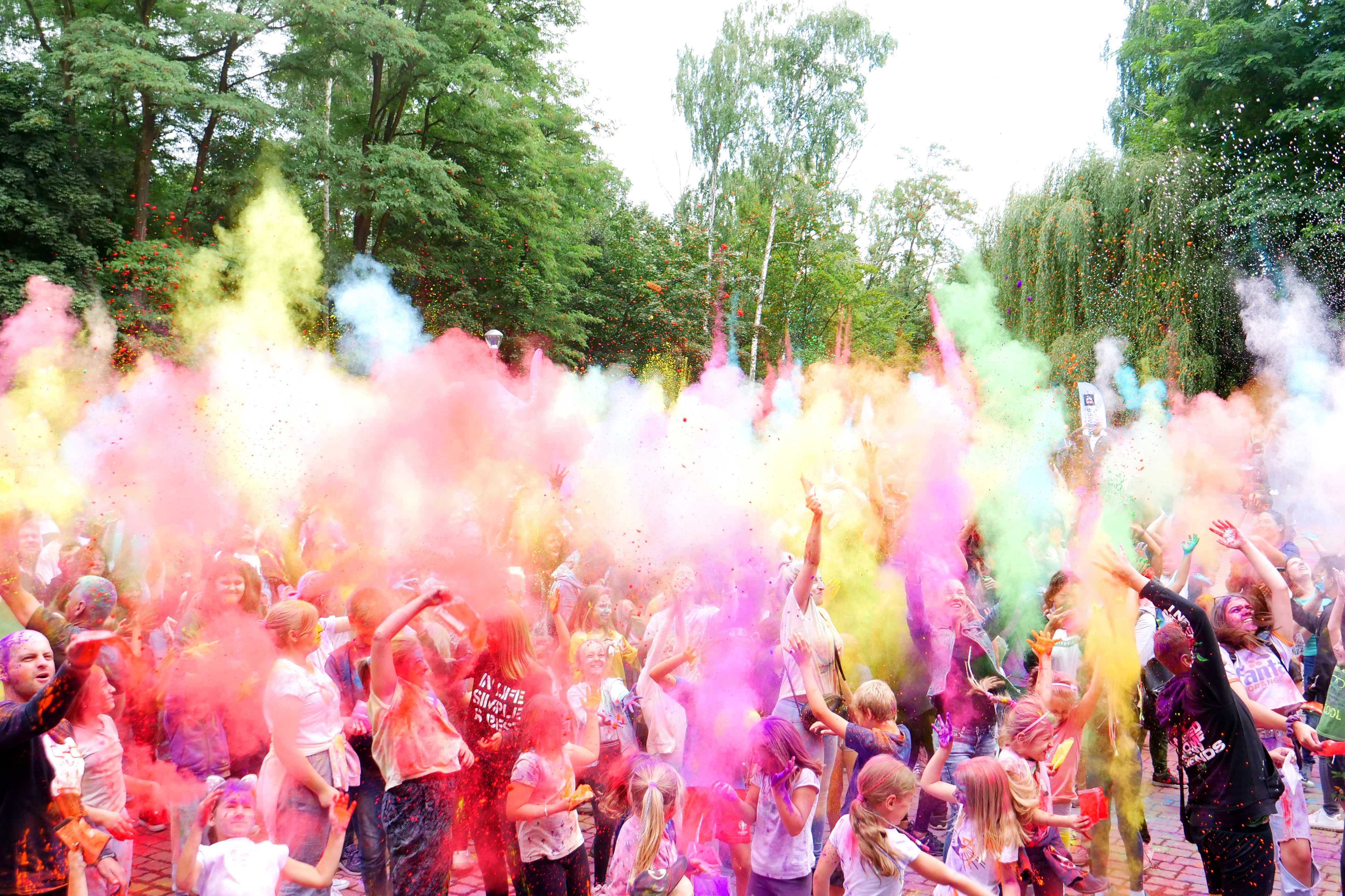Uczestnicy wydarzenia Holi Święto Kolorów - festiwal Kolorów w Wojkowicach w Parku Miejskim w Wojkowicach