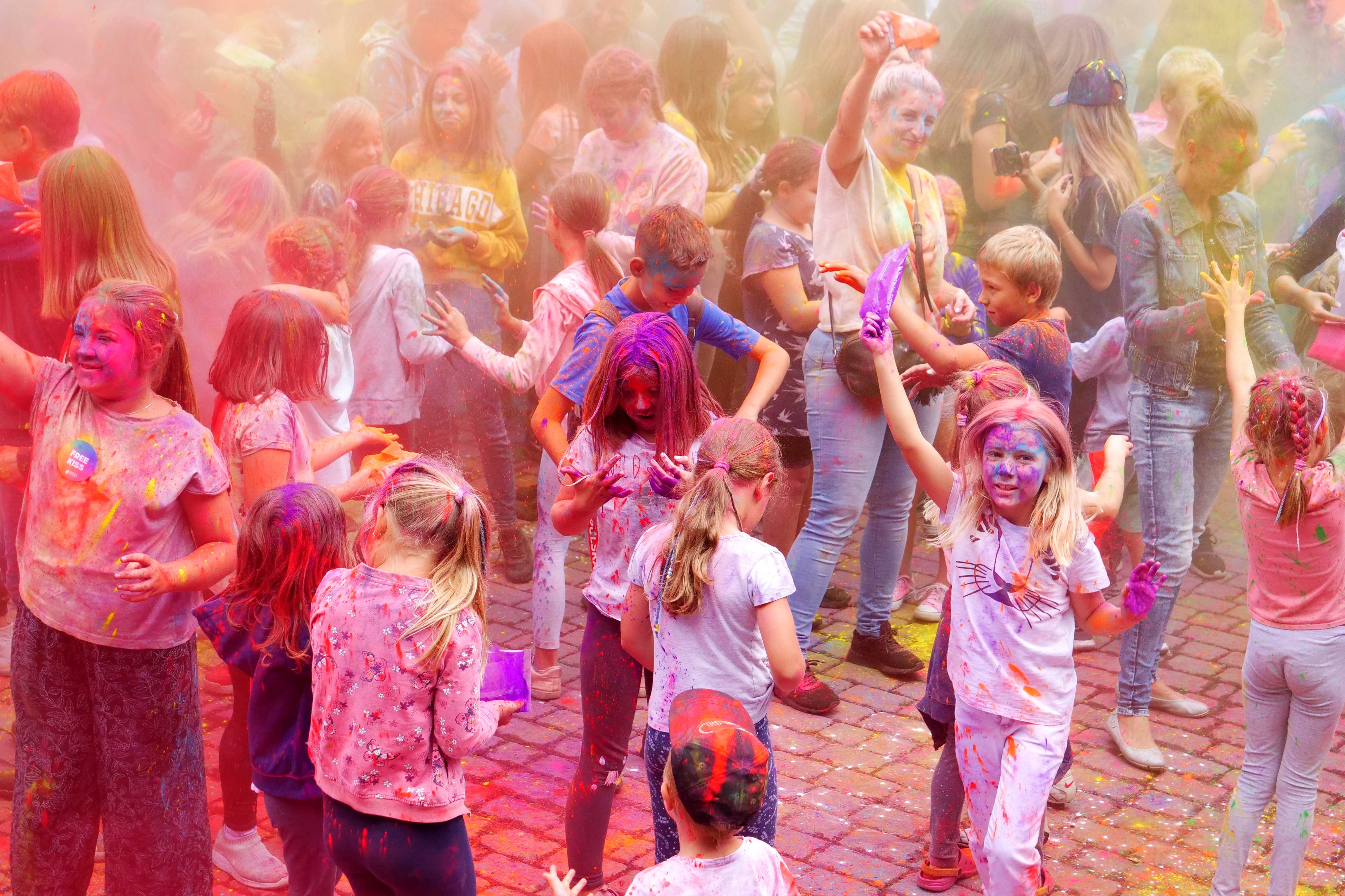 Uczestnicy wydarzenia Holi Święto Kolorów - festiwal Kolorów w Wojkowicach w Parku Miejskim w Wojkowicach