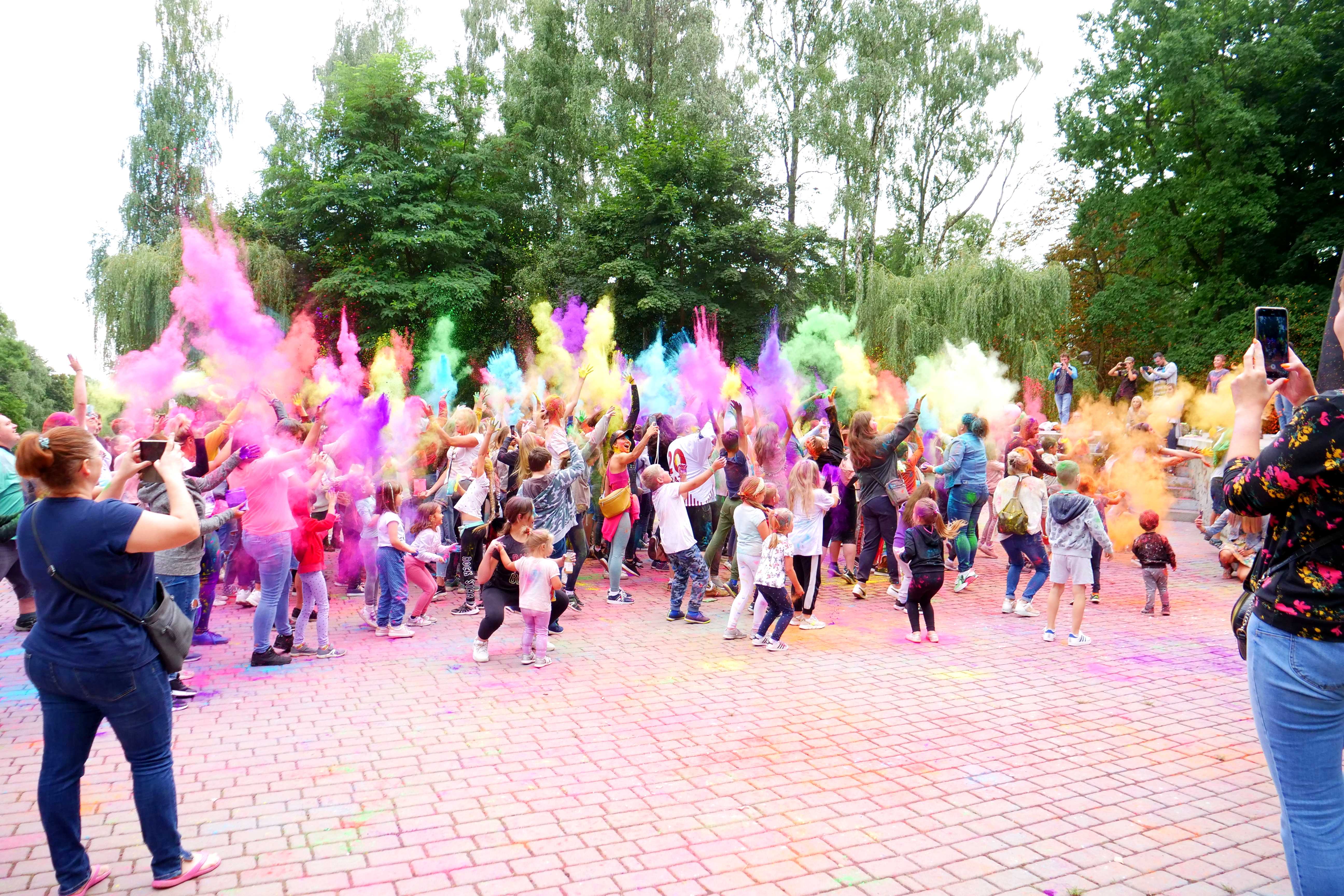 Uczestnicy wydarzenia Holi Święto Kolorów - festiwal Kolorów w Wojkowicach w Parku Miejskim w Wojkowicach