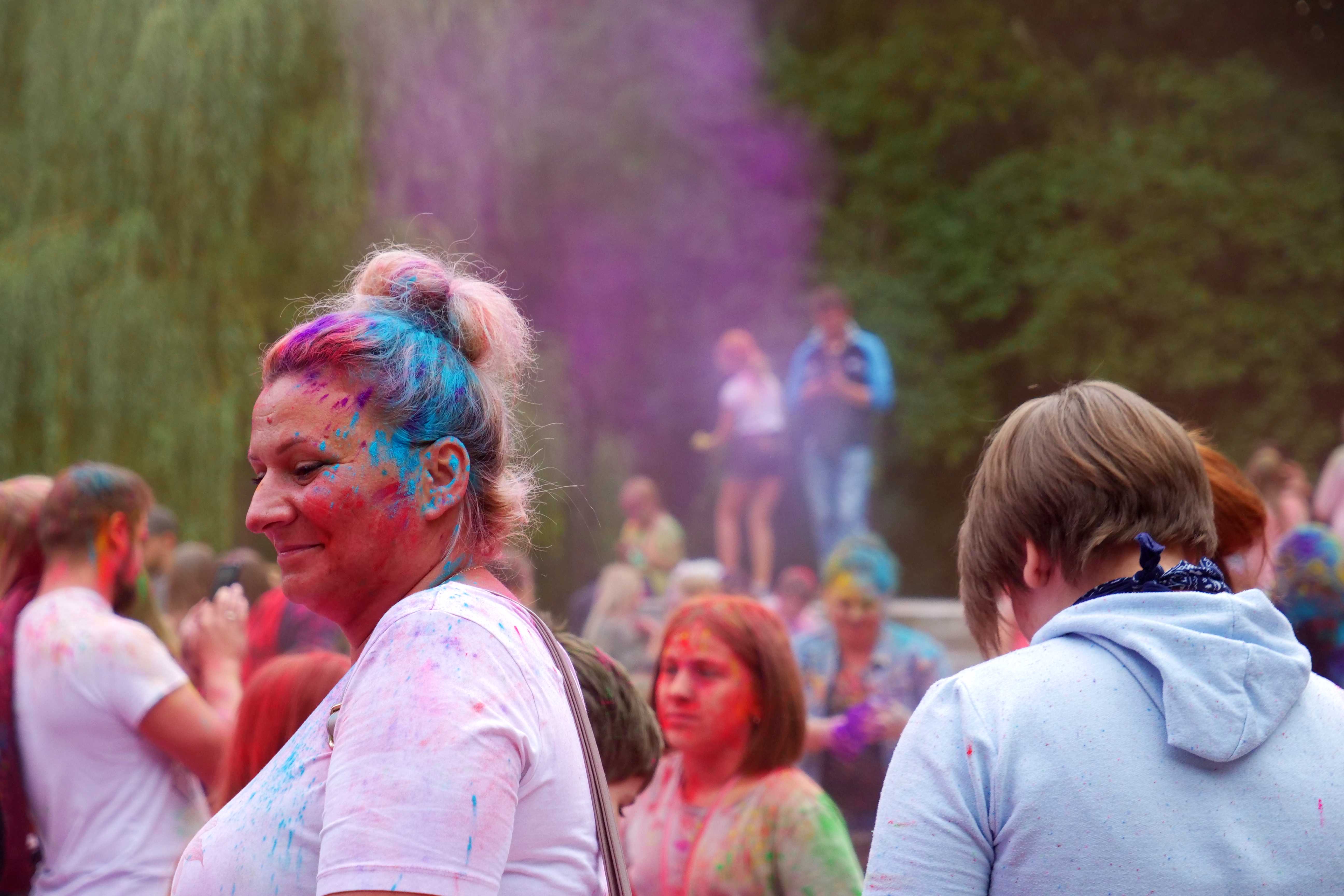 Uczestnicy wydarzenia Holi Święto Kolorów - festiwal Kolorów w Wojkowicach w Parku Miejskim w Wojkowicach