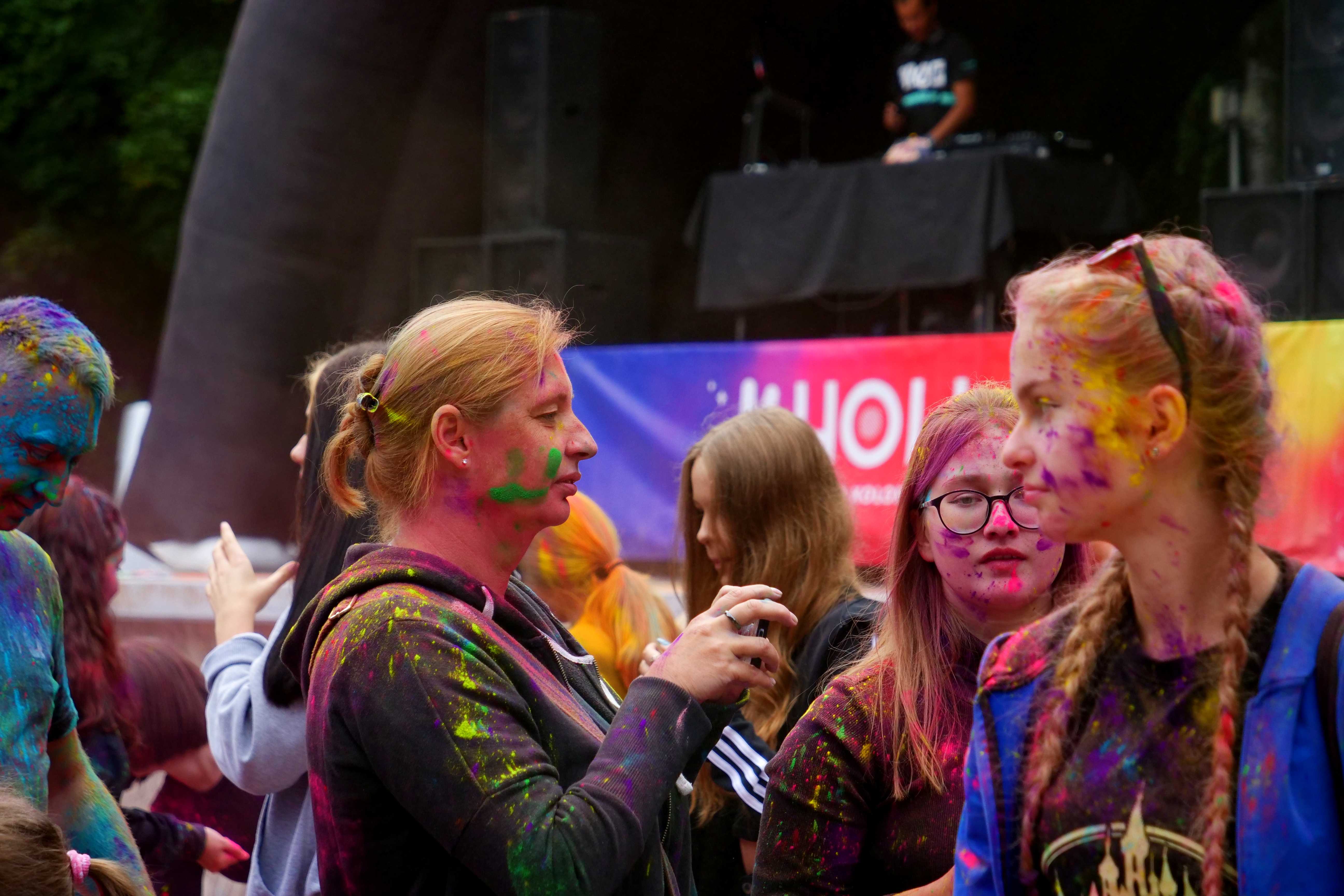 Uczestnicy wydarzenia Holi Święto Kolorów - festiwal Kolorów w Wojkowicach w Parku Miejskim w Wojkowicach