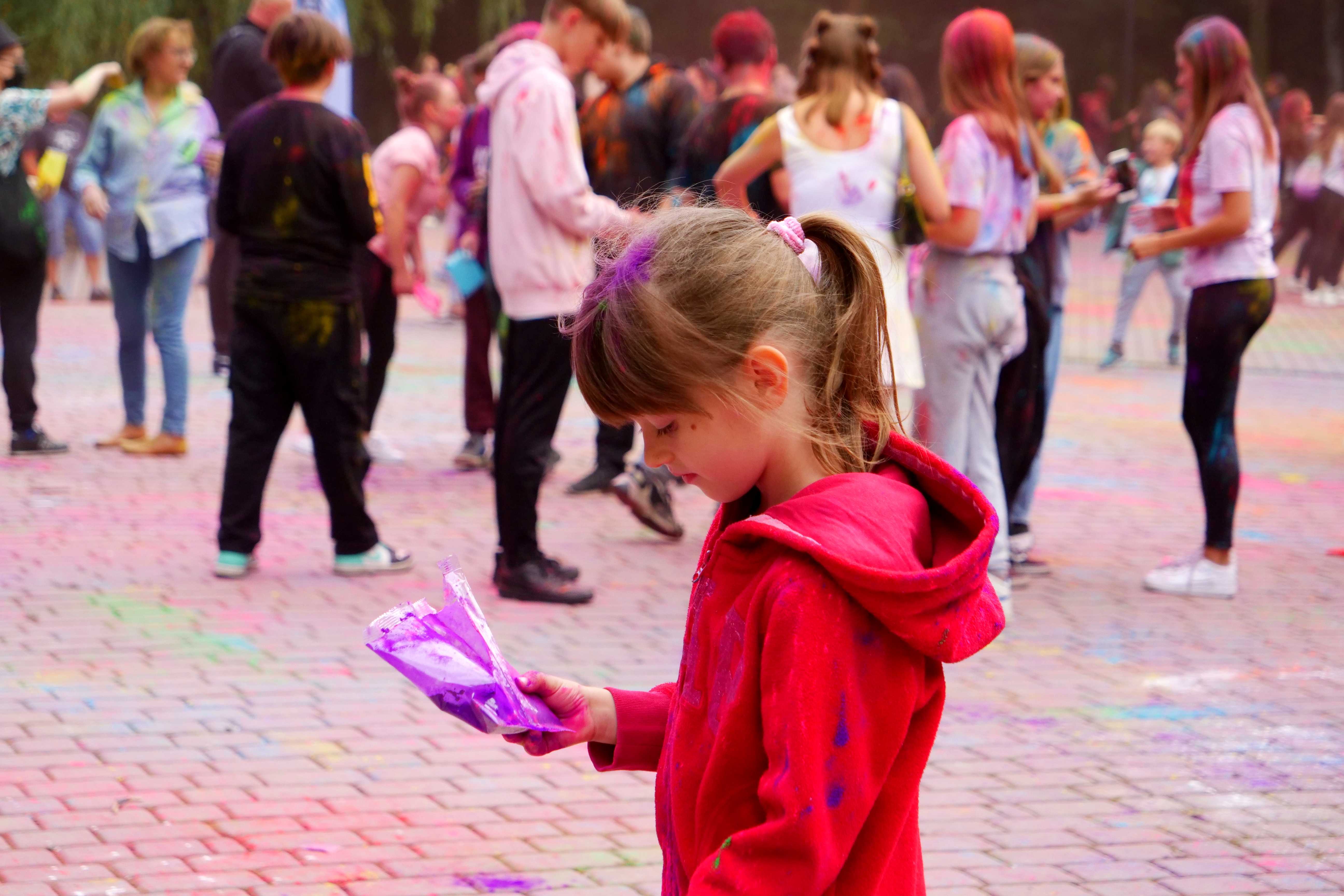 Uczestnicy wydarzenia Holi Święto Kolorów - festiwal Kolorów w Wojkowicach w Parku Miejskim w Wojkowicach