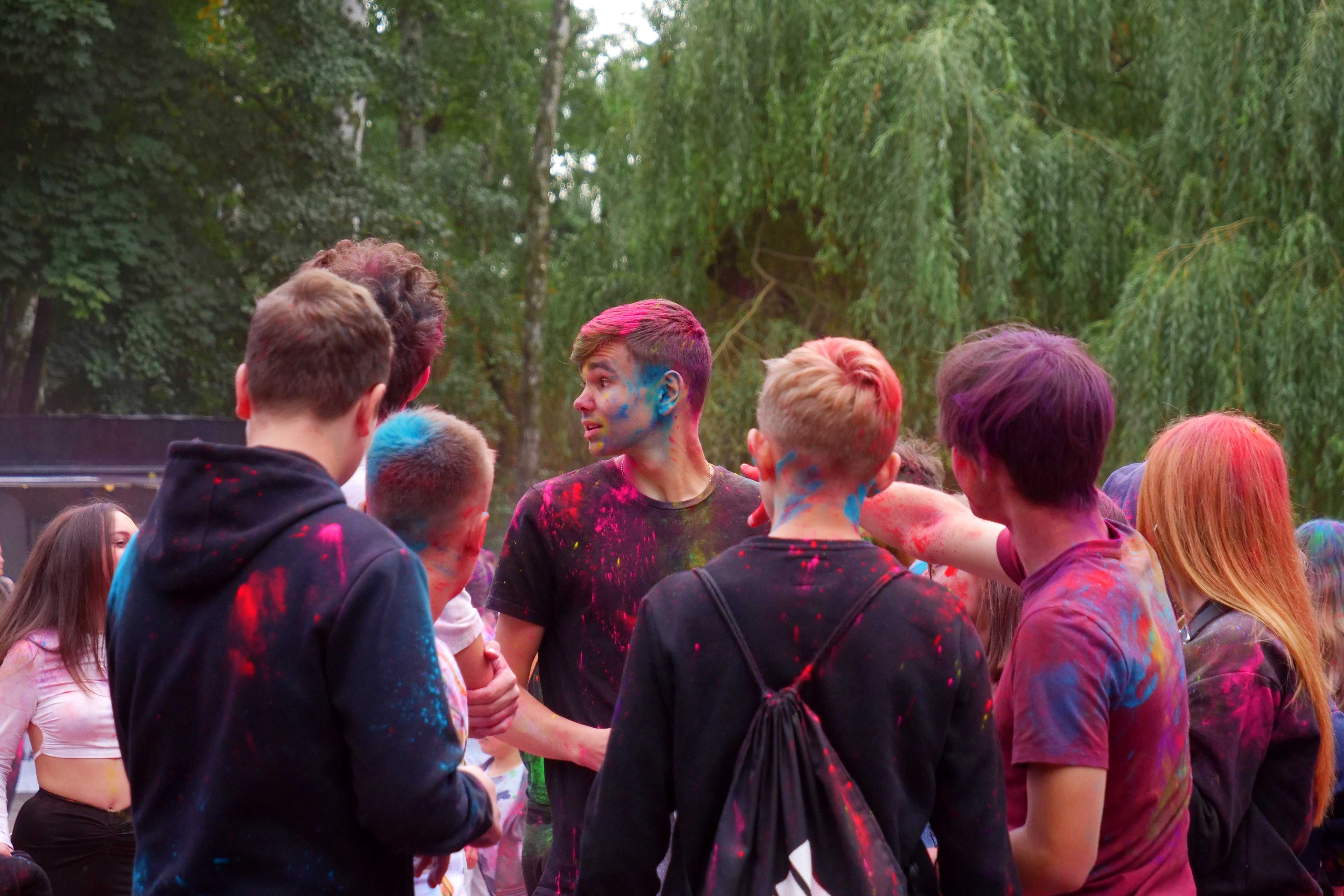 Uczestnicy wydarzenia Holi Święto Kolorów - festiwal Kolorów w Wojkowicach w Parku Miejskim w Wojkowicach