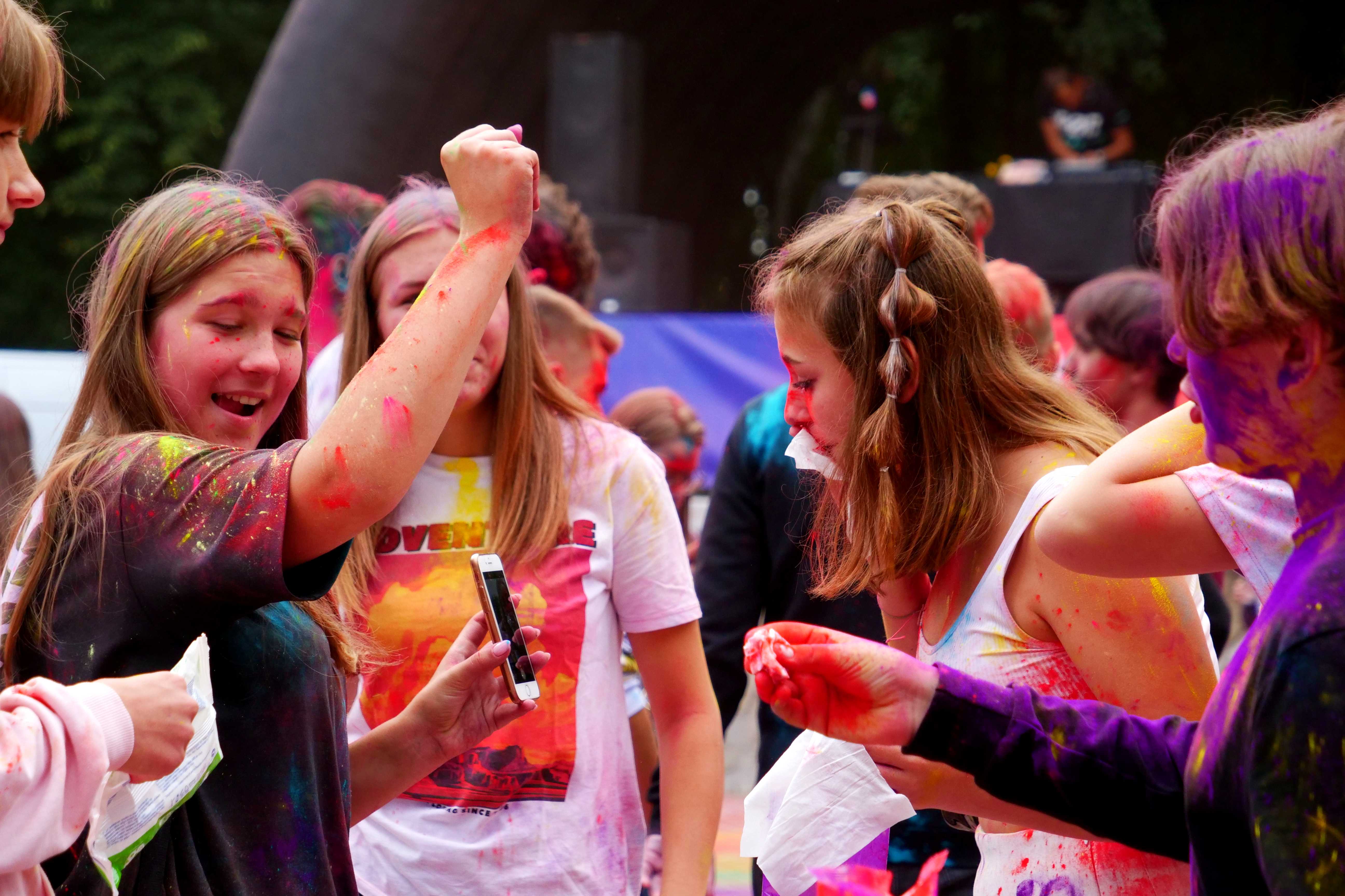 Uczestnicy wydarzenia Holi Święto Kolorów - festiwal Kolorów w Wojkowicach w Parku Miejskim w Wojkowicach