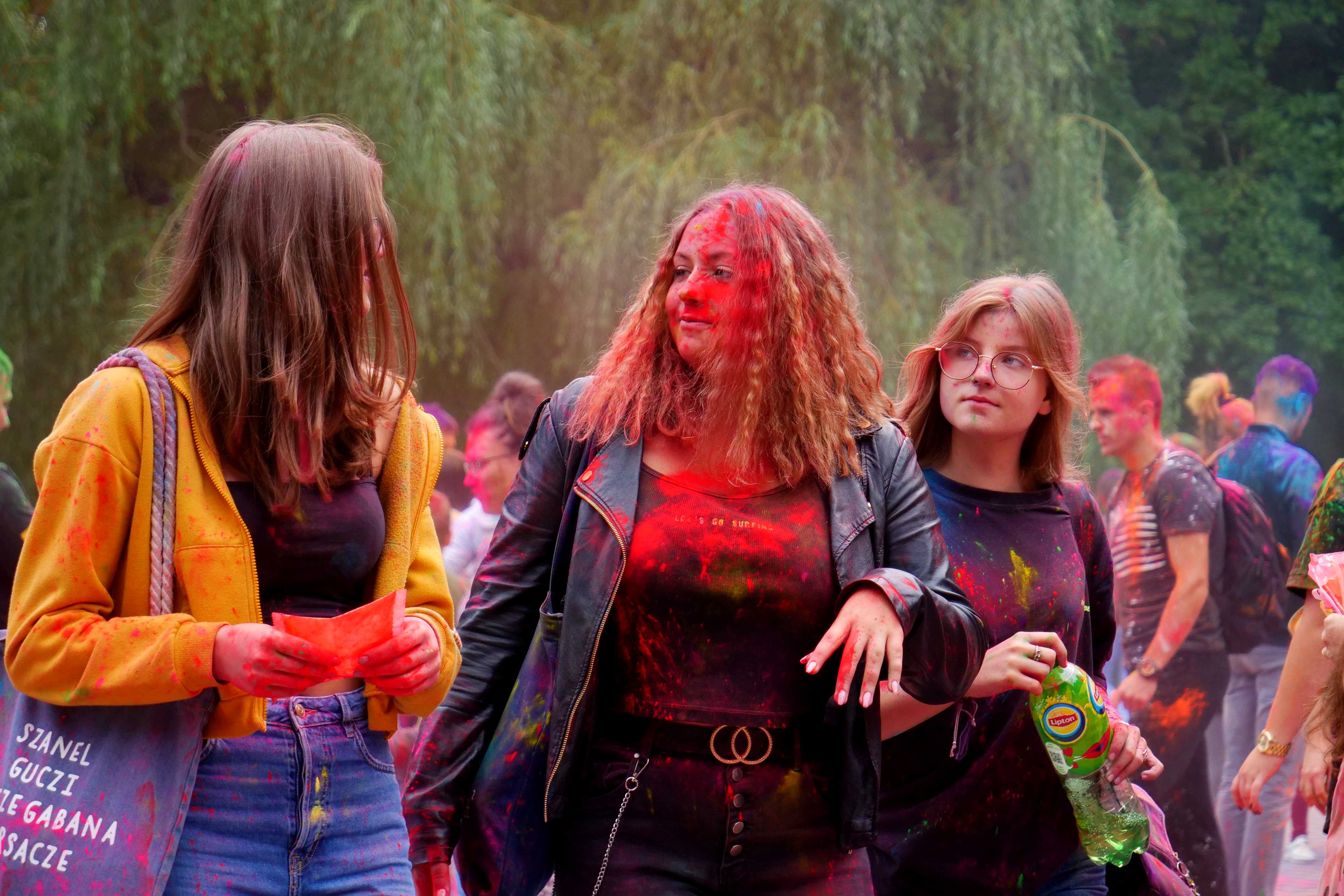 Uczestnicy wydarzenia Holi Święto Kolorów - festiwal Kolorów w Wojkowicach w Parku Miejskim w Wojkowicach