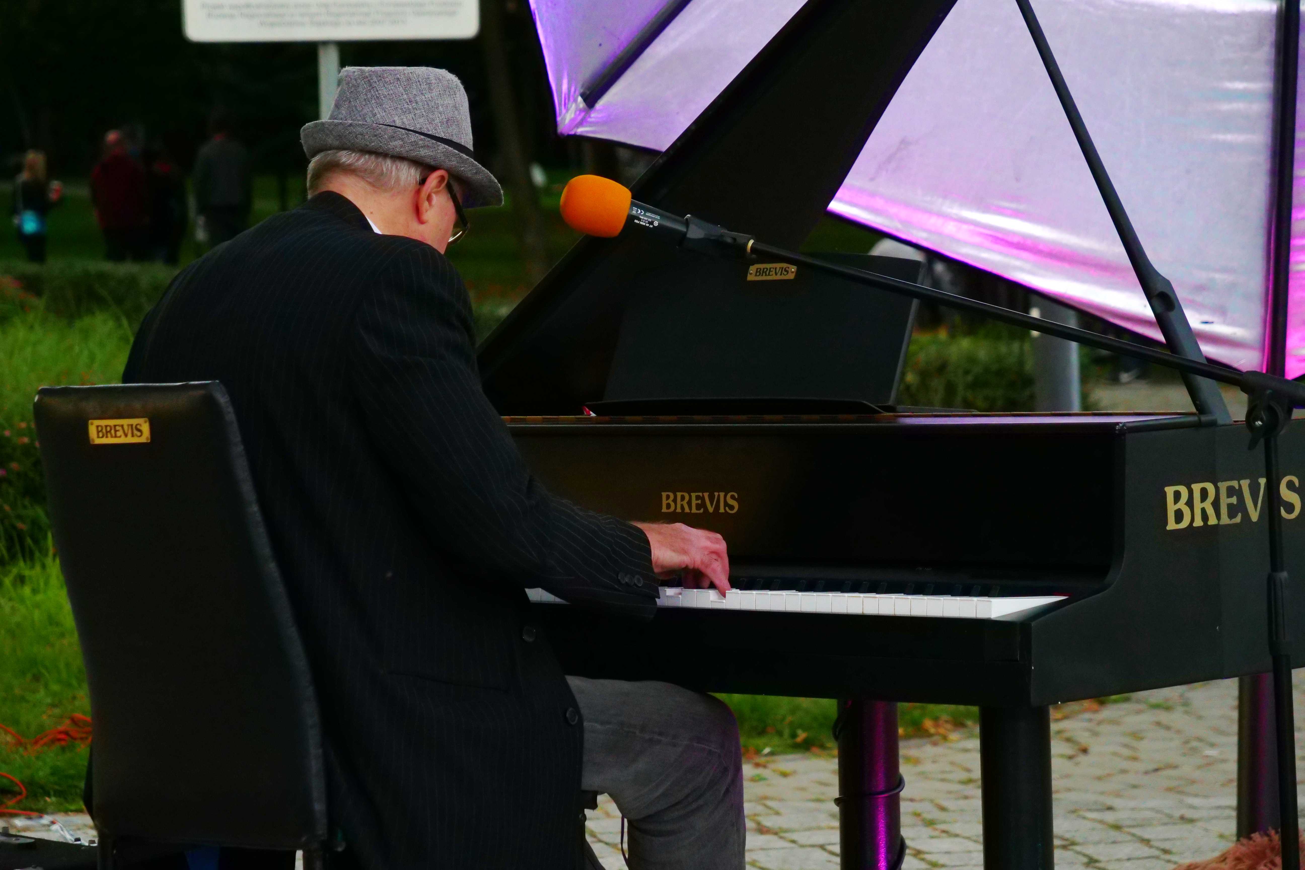 Pianista Leszek Czarnecki podczas Wieczorku Muzycznego w Parku Miejskim, MOK Wojkowice