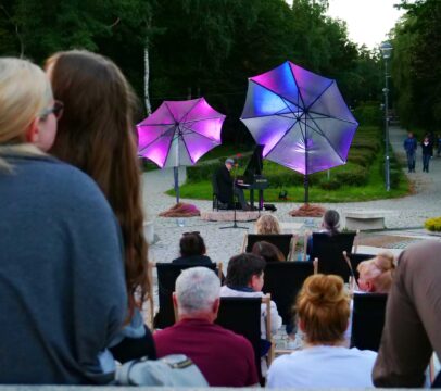 Pianista Leszek Czarnecki oraz publiczność podczas Wieczorku Muzycznego w Parku Miejskim, MOK Wojkowice