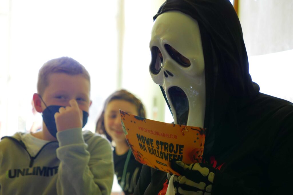 Pracownicy MOKu przebrani w halloweenowe stroje - akcja promocyjna wypożyczalni Kameleon w wojkowickich szkołach