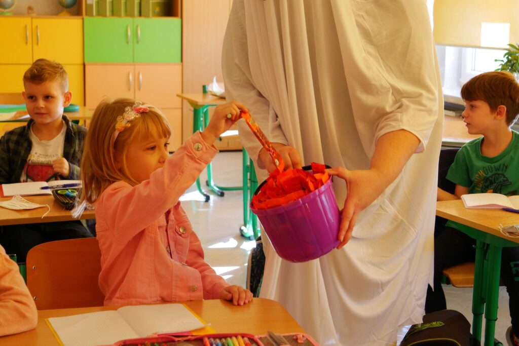 Pracownicy MOKu przebrani w halloweenowe stroje - akcja promocyjna wypożyczalni Kameleon w wojkowickich szkołach