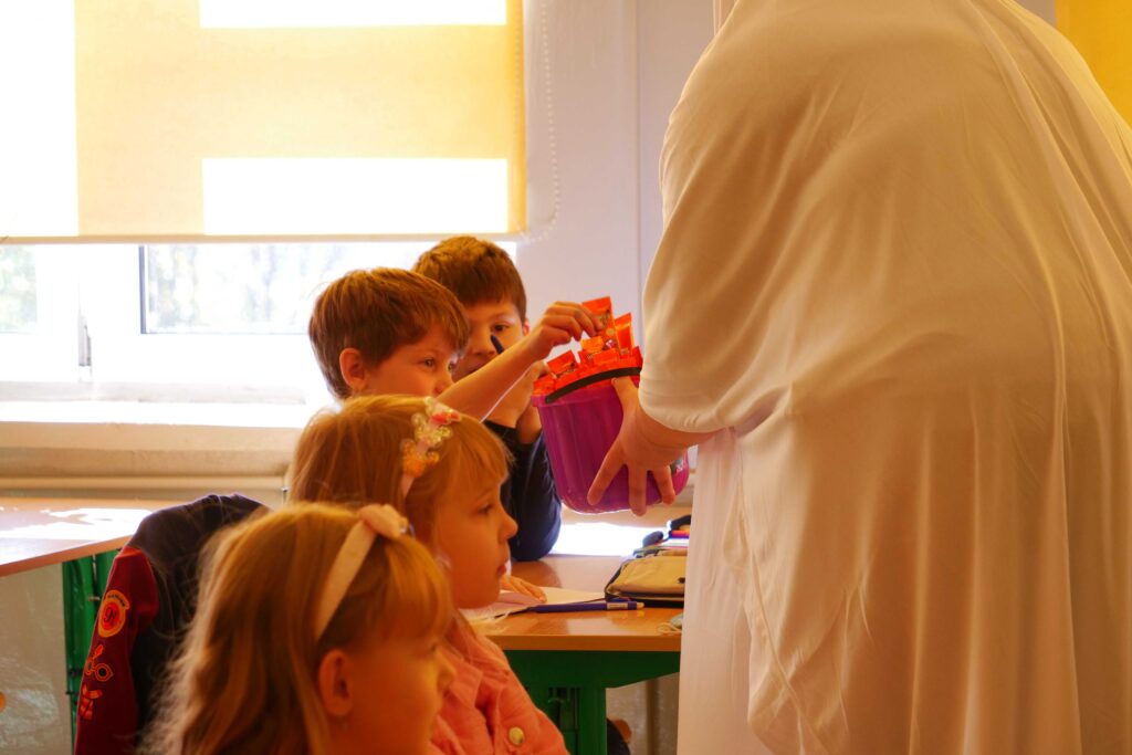 Pracownicy MOKu przebrani w halloweenowe stroje - akcja promocyjna wypożyczalni Kameleon w wojkowickich szkołach