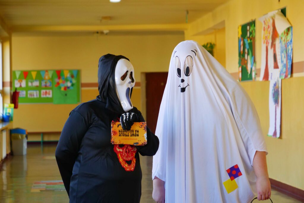 Pracownicy MOKu przebrani w halloweenowe stroje - akcja promocyjna wypożyczalni Kameleon w wojkowickich szkołach