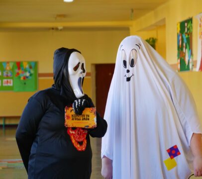 Pracownicy MOKu przebrani w halloweenowe stroje - akcja promocyjna wypożyczalni Kameleon w wojkowickich szkołach