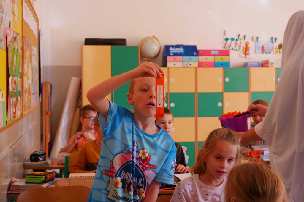Pracownicy MOKu przebrani w halloweenowe stroje - akcja promocyjna wypożyczalni Kameleon w wojkowickich szkołach
