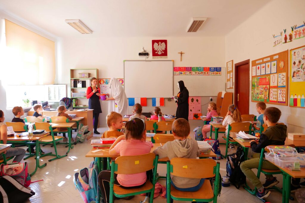 Pracownicy MOKu przebrani w halloweenowe stroje - akcja promocyjna wypożyczalni Kameleon w wojkowickich szkołach