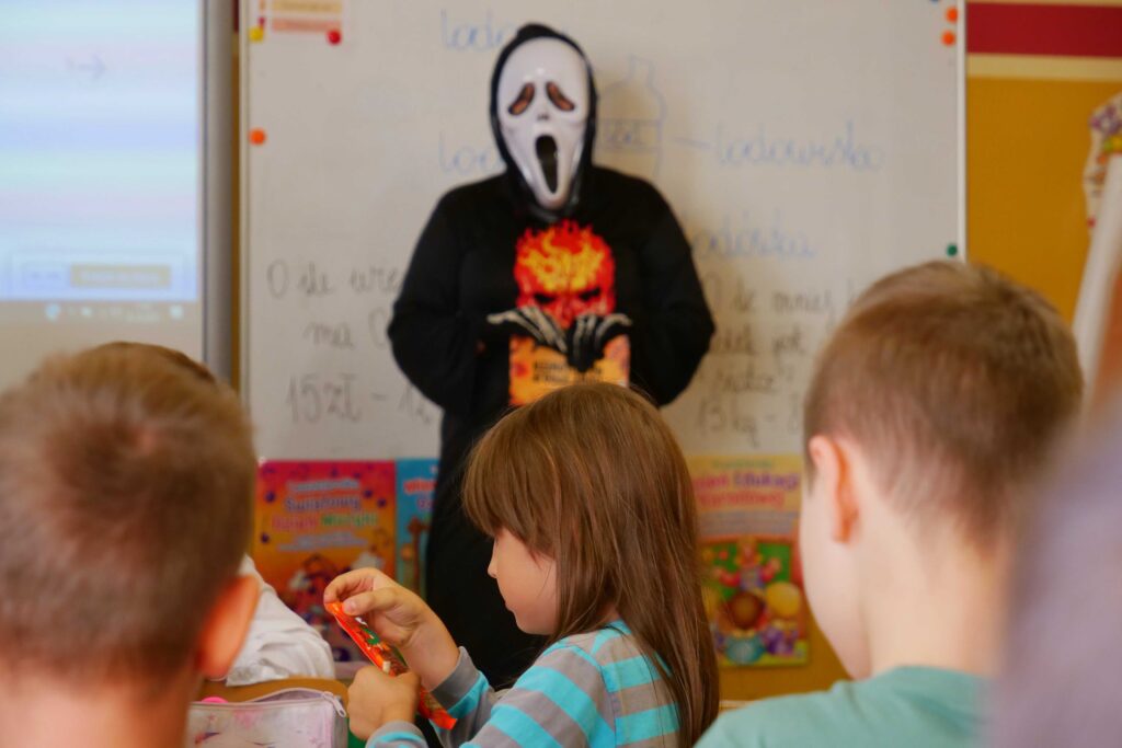 Pracownicy MOKu przebrani w halloweenowe stroje - akcja promocyjna wypożyczalni Kameleon w wojkowickich szkołach