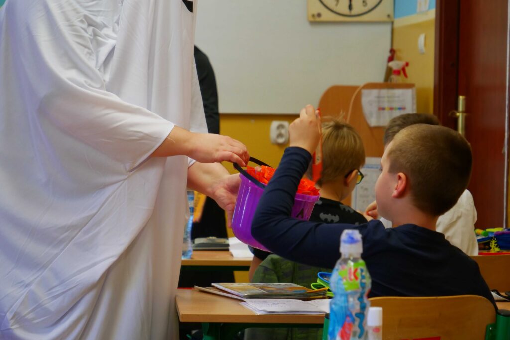 Pracownicy MOKu przebrani w halloweenowe stroje - akcja promocyjna wypożyczalni Kameleon w wojkowickich szkołach