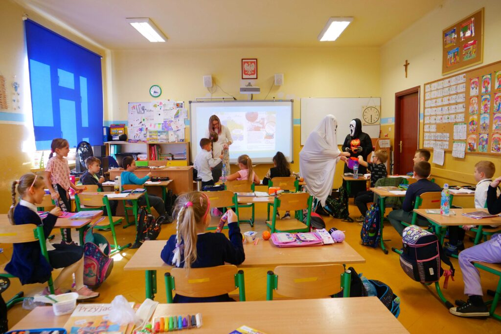 Pracownicy MOKu przebrani w halloweenowe stroje - akcja promocyjna wypożyczalni Kameleon w wojkowickich szkołach