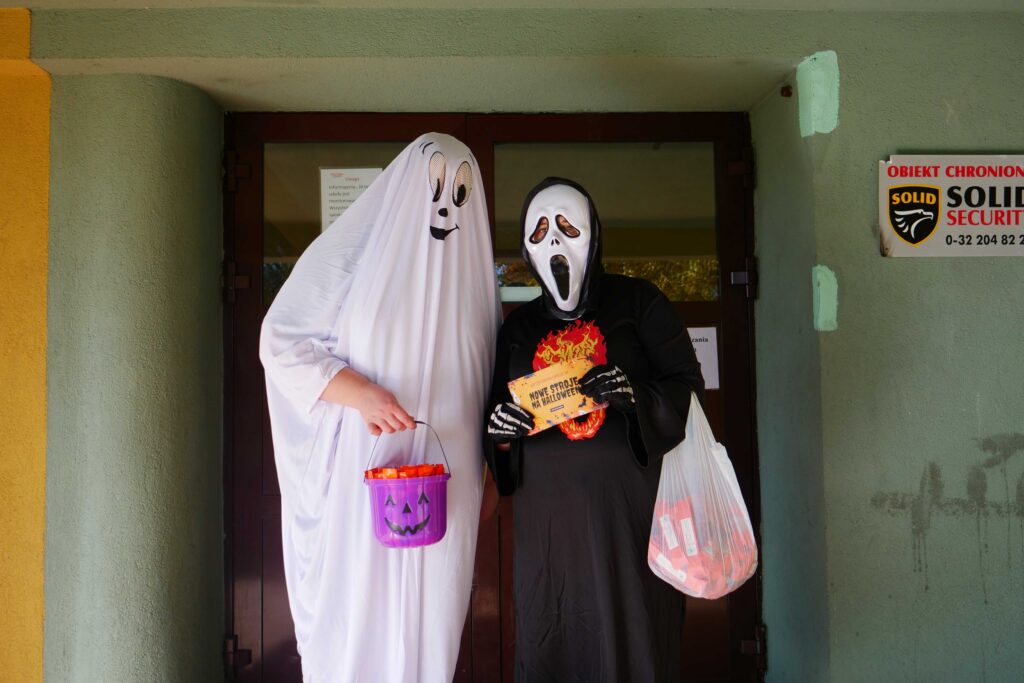 Pracownicy MOKu przebrani w halloweenowe stroje - akcja promocyjna wypożyczalni Kameleon w wojkowickich szkołach