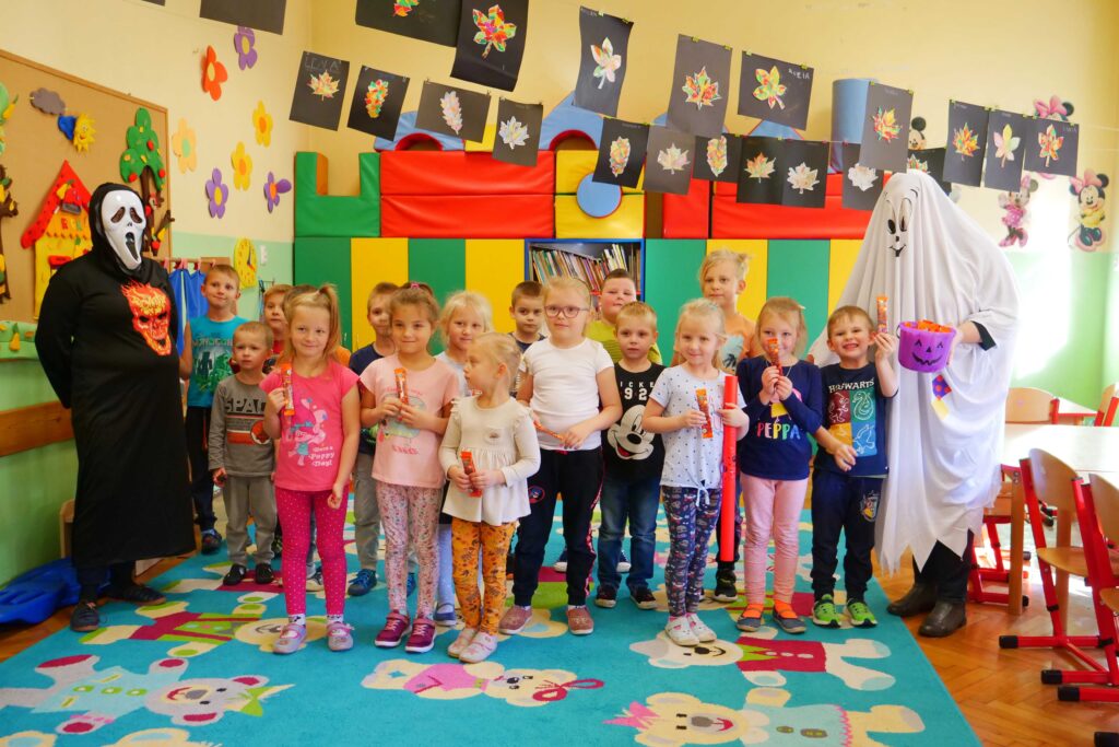 Pracownicy MOKu przebrani w halloweenowe stroje - akcja promocyjna wypożyczalni Kameleon w wojkowickich szkołach