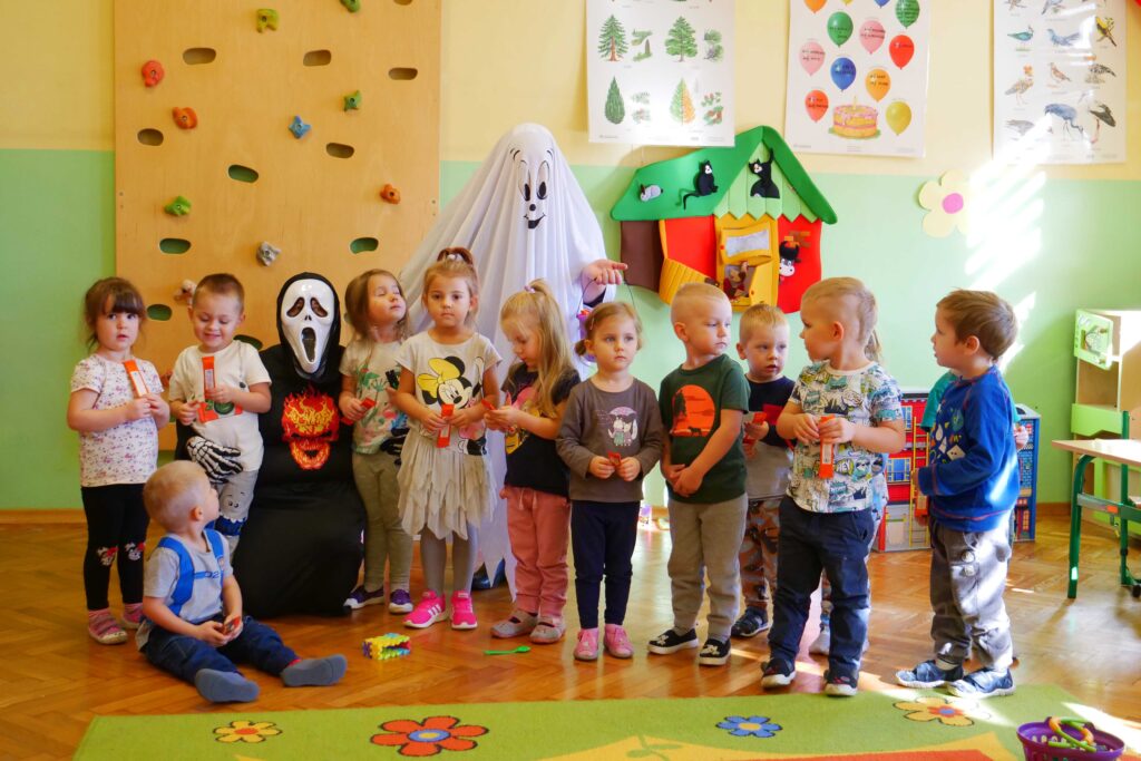 Pracownicy MOKu przebrani w halloweenowe stroje - akcja promocyjna wypożyczalni Kameleon w wojkowickich szkołach