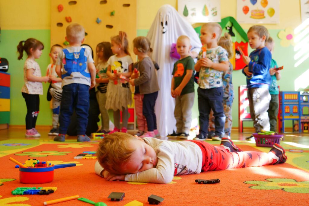 Pracownicy MOKu przebrani w halloweenowe stroje - akcja promocyjna wypożyczalni Kameleon w wojkowickich szkołach