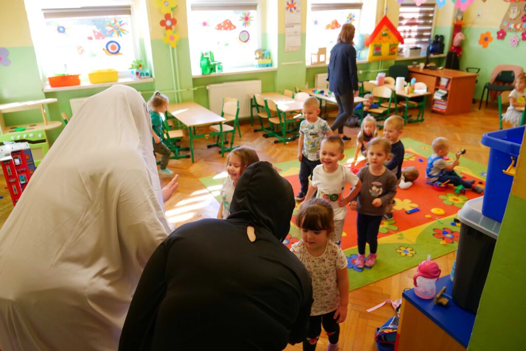 Pracownicy MOKu przebrani w halloweenowe stroje - akcja promocyjna wypożyczalni Kameleon w wojkowickich szkołach