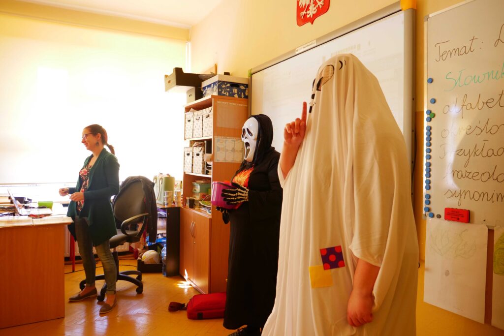 Pracownicy MOKu przebrani w halloweenowe stroje - akcja promocyjna wypożyczalni Kameleon w wojkowickich szkołach