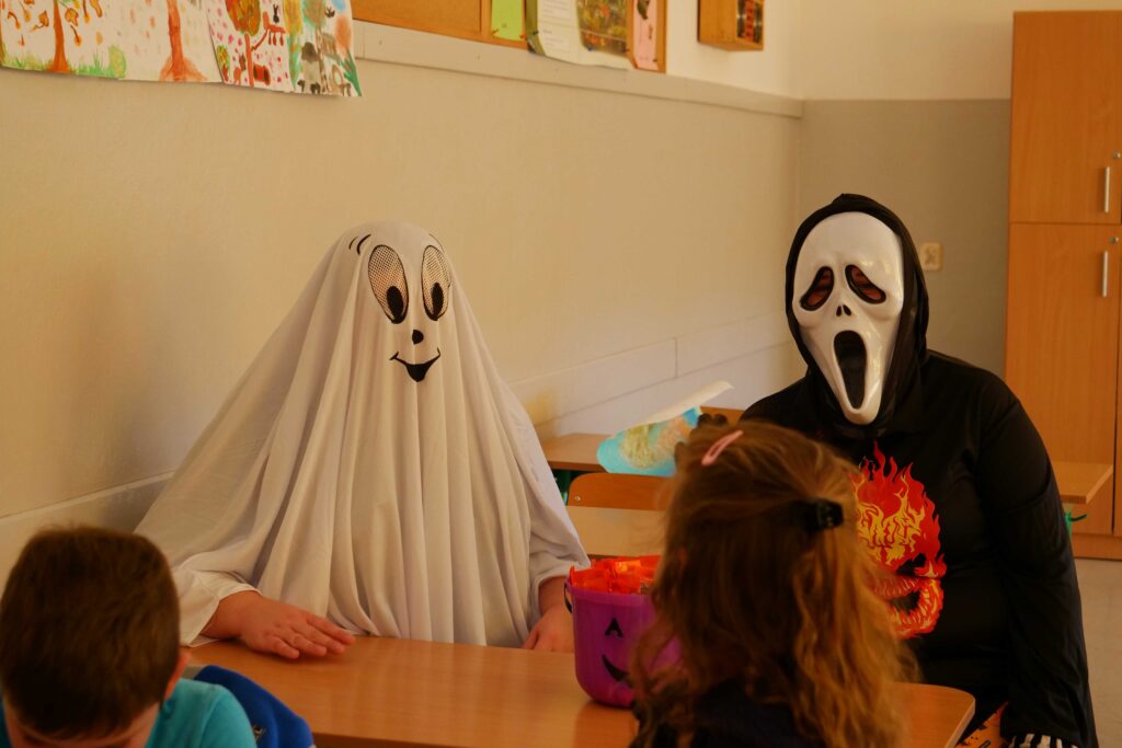 Pracownicy MOKu przebrani w halloweenowe stroje - akcja promocyjna wypożyczalni Kameleon w wojkowickich szkołach