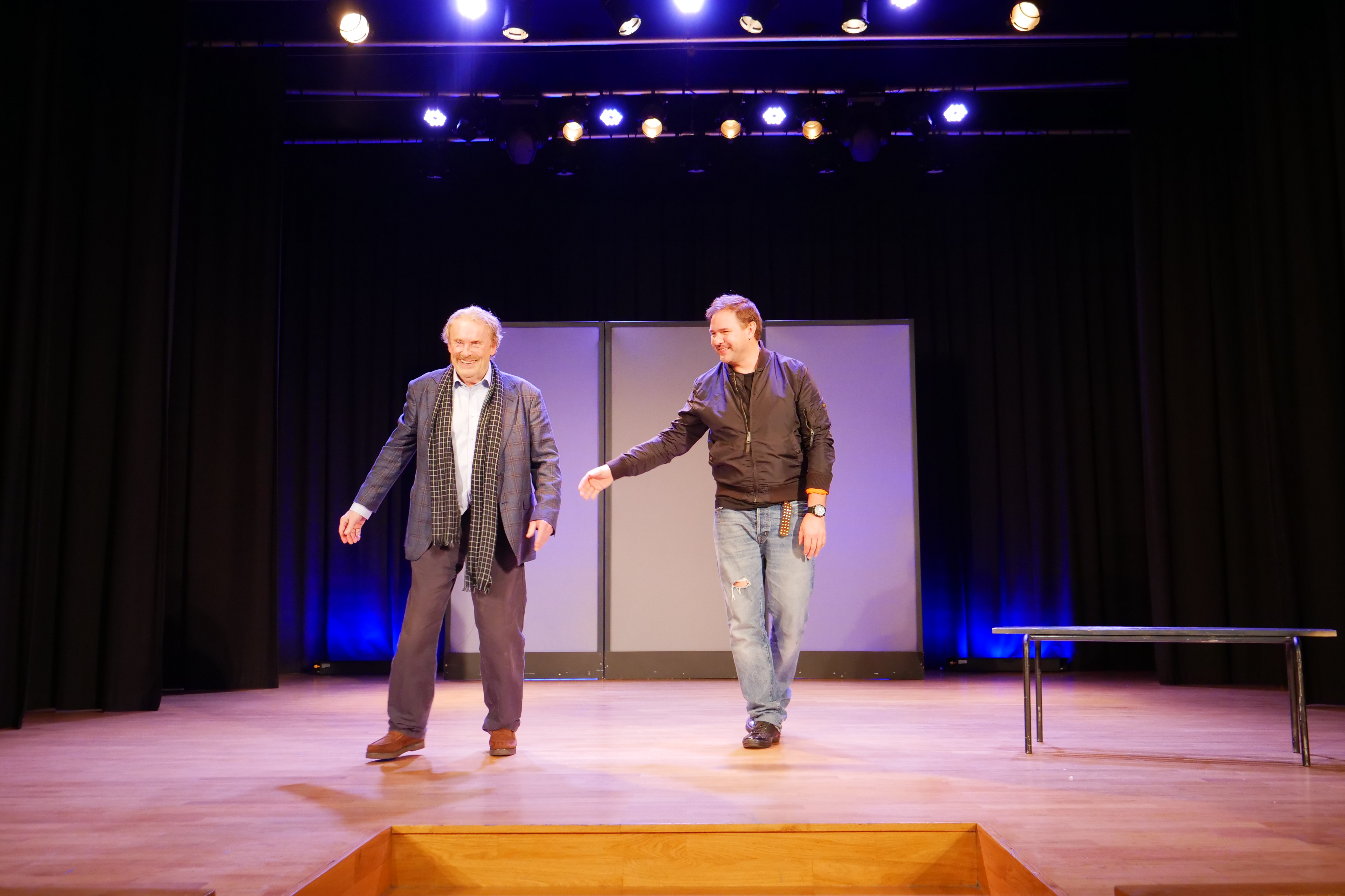 Daniel Olbrychski i Tomasz Karolak na scenie Miejskiego Ośrodka Kultury w Wojkowicach podczas spektaklu Niespodziewany powrót - 21 listopada 2021