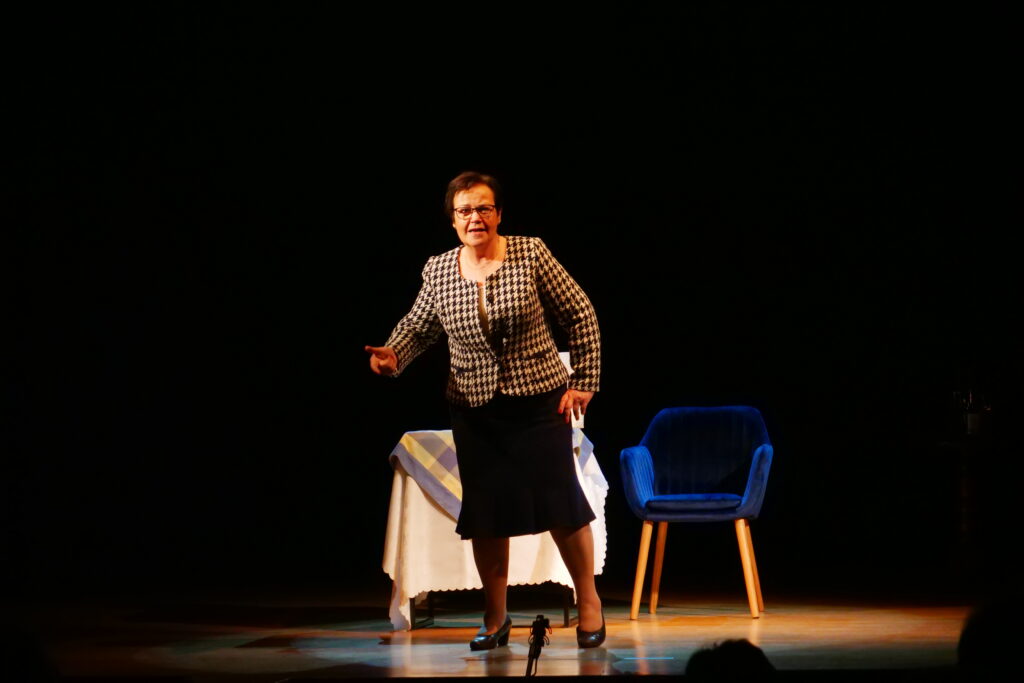 Aktorka na scenie podczas Spektaklu teatralnego "10 twarzy Shirley Valentine" w wykonaniu Grupy Teatralnej "Agrafka" z Miejskiego Ośrodka Kultury w Wojkowicach