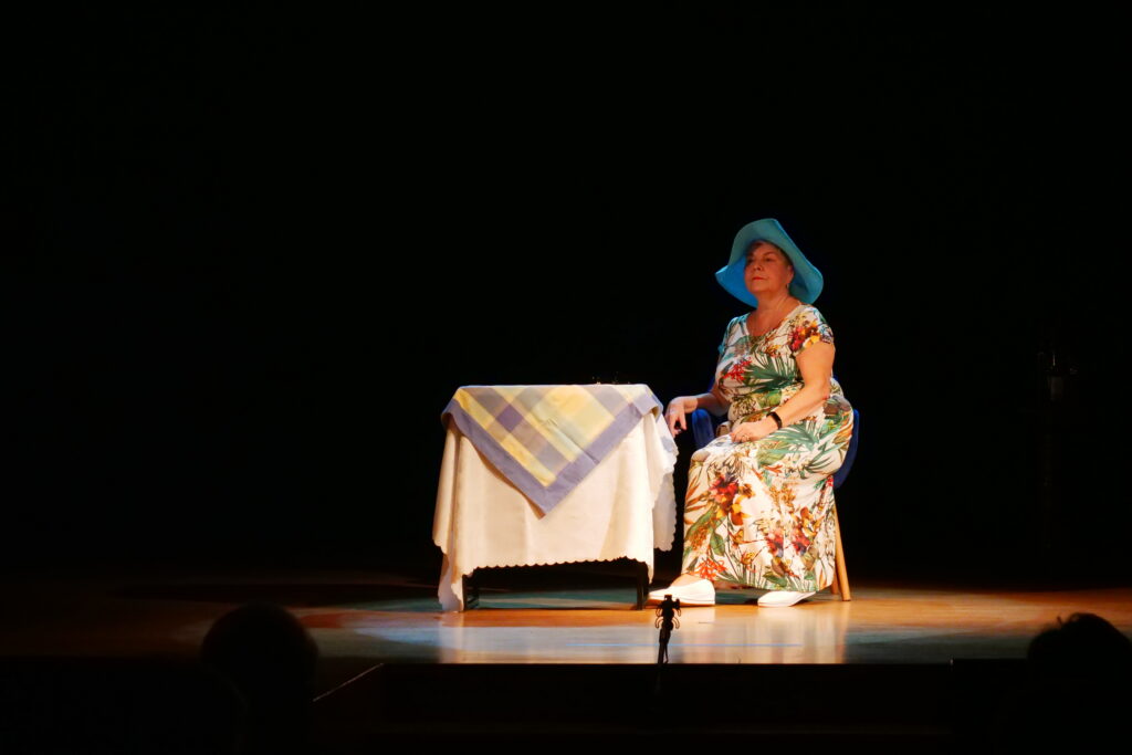 Aktorka na scenie podczas Spektaklu teatralnego "10 twarzy Shirley Valentine" w wykonaniu Grupy Teatralnej "Agrafka" z Miejskiego Ośrodka Kultury w Wojkowicach