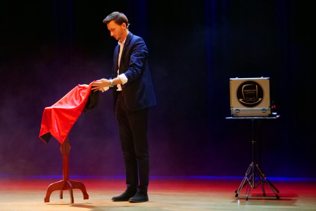 Iluzjonista Tomasz Soja na scenie podczas Andrzejek 2021 w Miejskim Ośrodku Kultury w Wojkowicach
