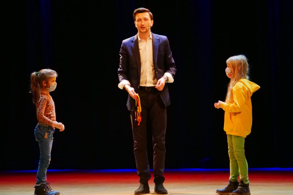 Iluzjonista Tomasz Soja na scenie podczas Andrzejek 2021 w Miejskim Ośrodku Kultury w Wojkowicach