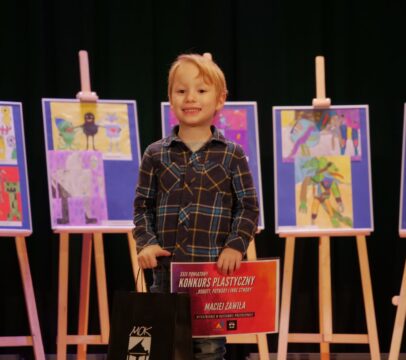 Uczestnicy na scenie Miejskiego Ośrodka Kultury w Wojkowicach podczas Rozstrzygnięcia: Konkursu Fotograficznego „Czarne i białe” i XXIX Powiatowego Konkursu Plastycznego “Roboty, Potwory i Inne Stwory” 16 grudnia 2021