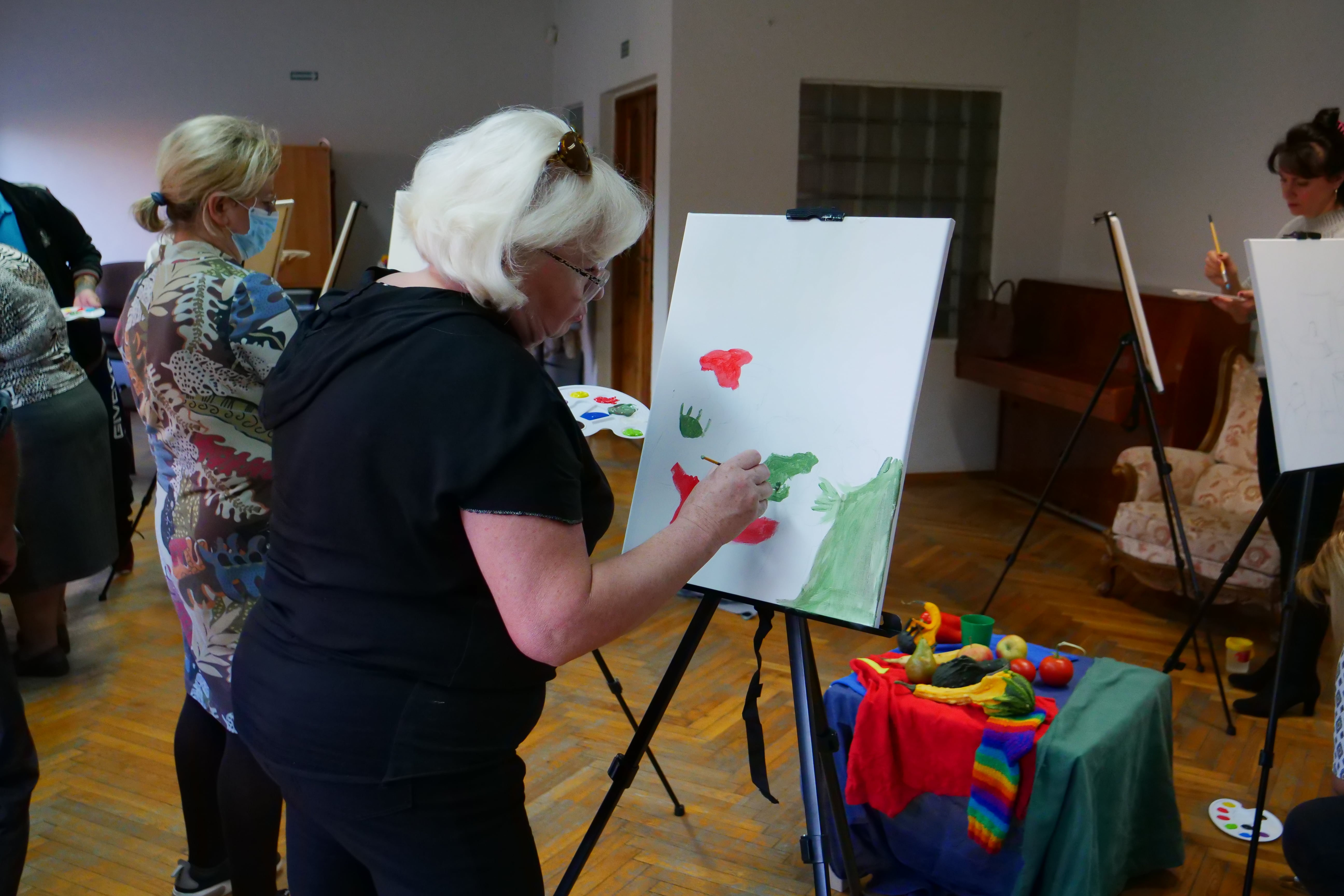 Uczestnicy zajęć malarstwa dla dorosłych podczas pracy