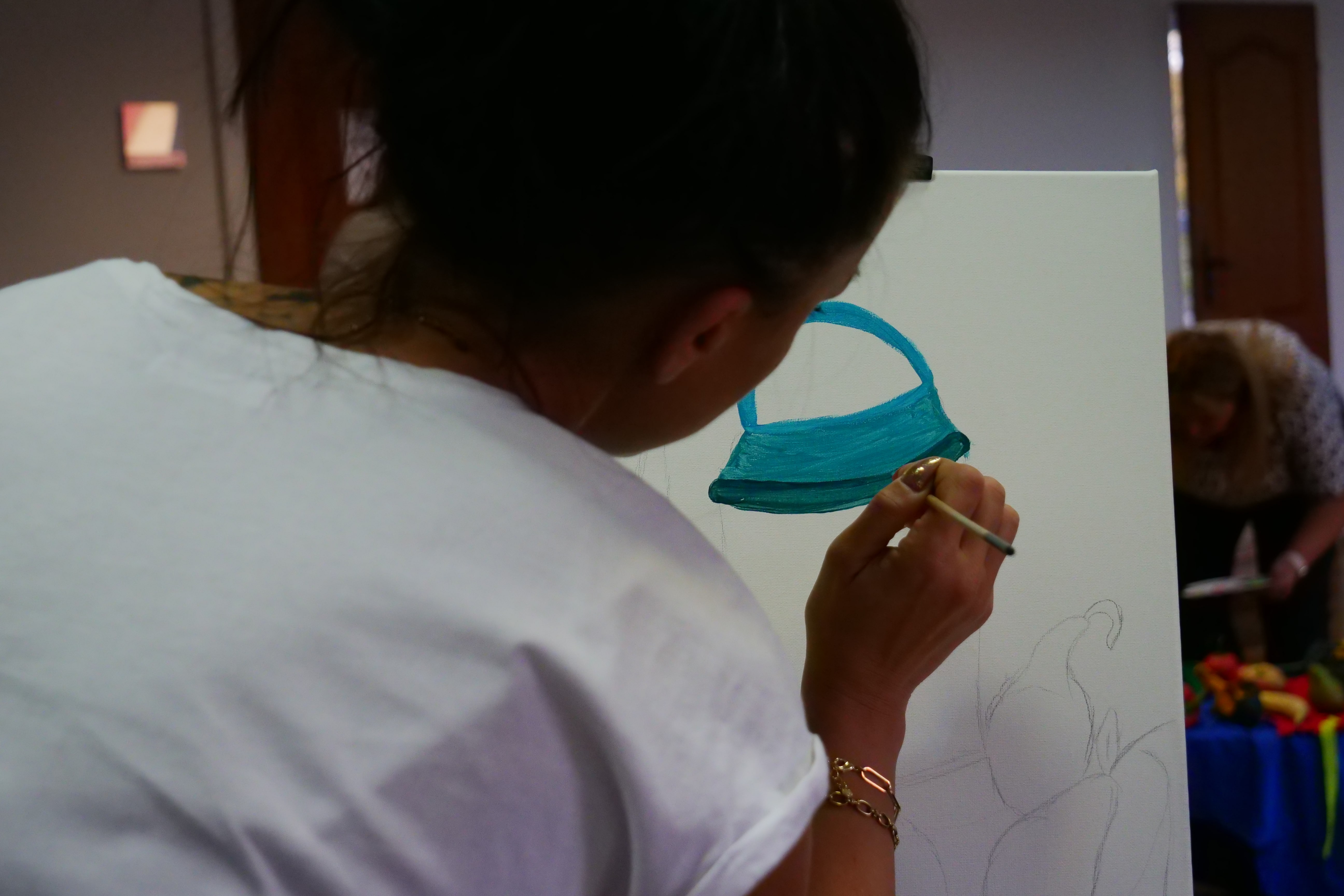Uczestniczka zajęć malarstwa dla dorosłych podczas pracy