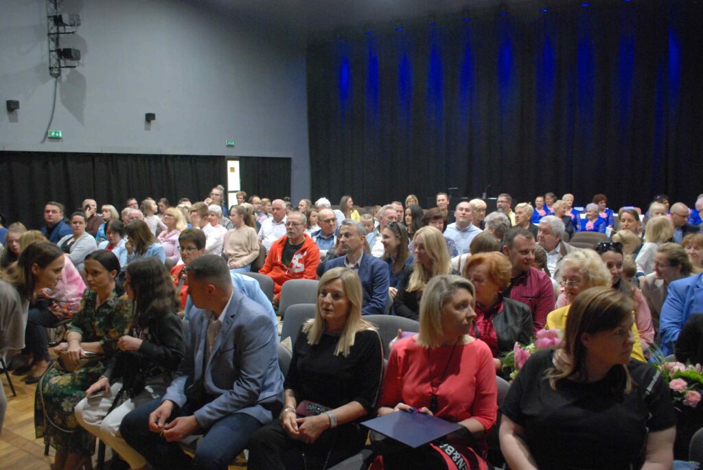Goście na sali widowiskowej MOKu podczas dnia działacza kultury - 29 maja 2022