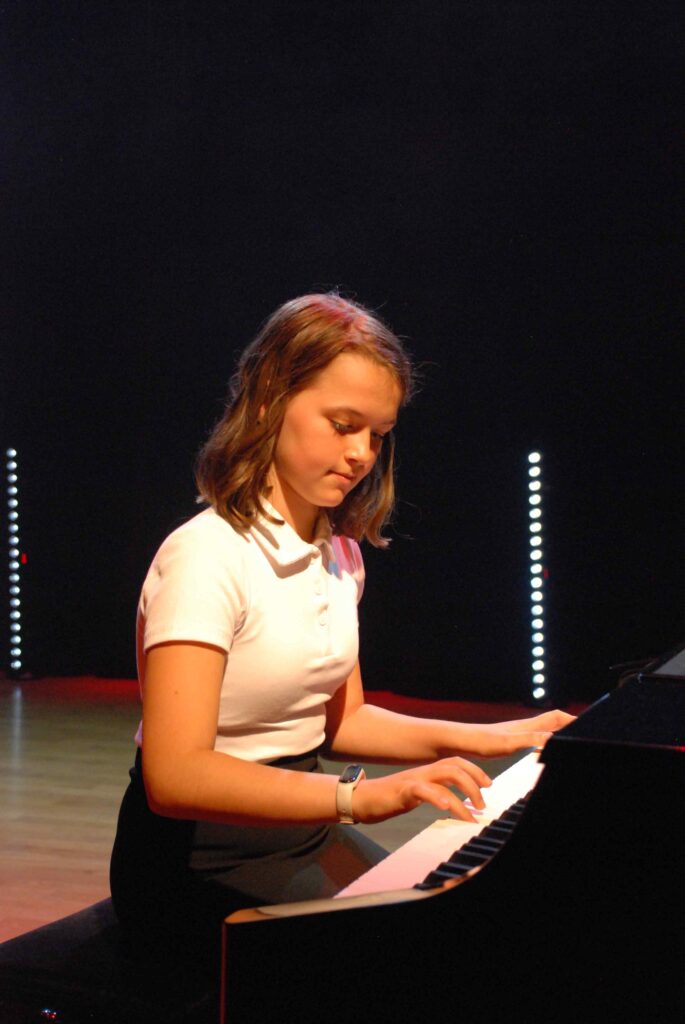 Występujący na scenie MOKu podczas dnia działacza kultury - 29 maja 2022