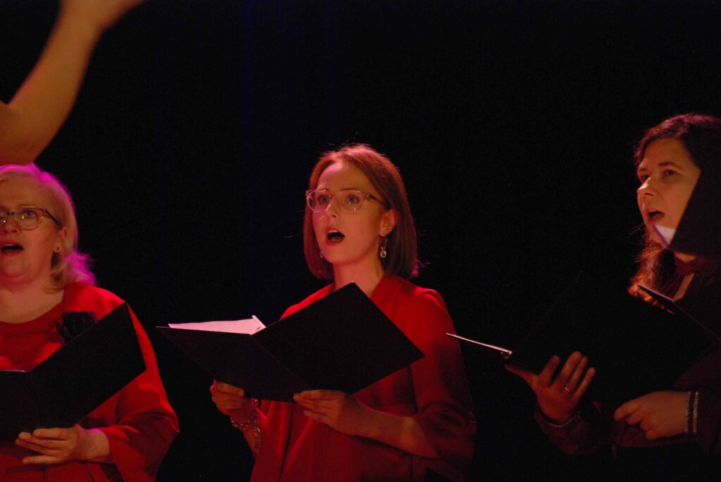 Występujący na scenie MOKu podczas dnia działacza kultury - 29 maja 2022